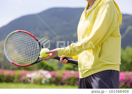 テニスをするシニア女性 101566409