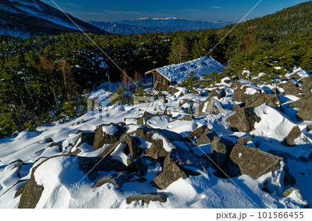 冬の北八ヶ岳・高見石小屋と中央アルプス 冬の北八ヶ岳・高見石小屋と中央アルプス 101566455