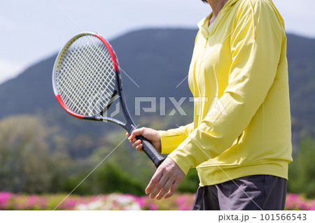 テニスをするシニア女性 101566543