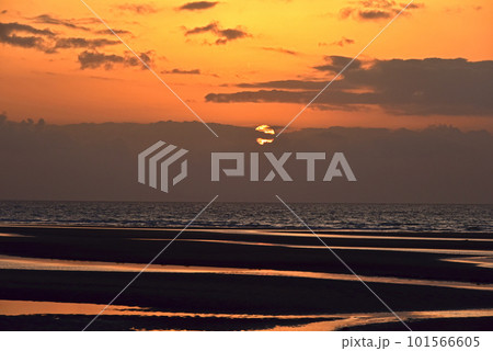 干潟のある夕焼け風景 干潟のある夕焼け風景 101566605