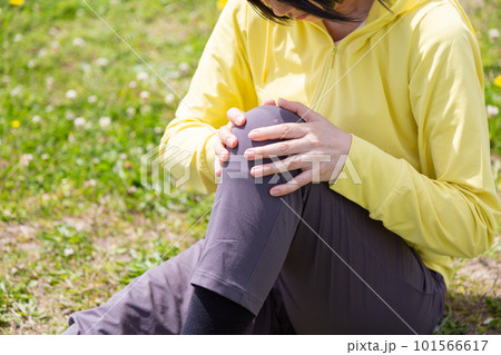 公園での運動中に膝を押さえるシニア女性 101566617