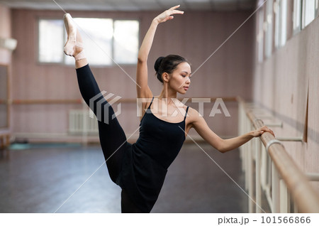 Asian woman doing splits at the ballet barre. の写真素材 [101566866] - PIXTA