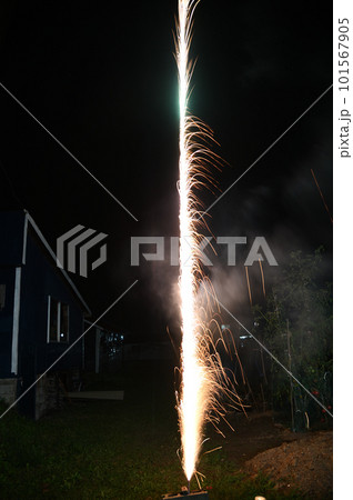 トンボ花火の軌跡の写真素材 [101567905] - PIXTA