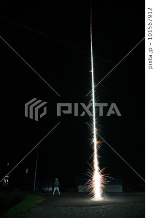 トンボ花火の軌跡の写真素材 [101567912] - PIXTA