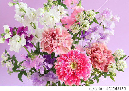 落ち着いた色合いの花束 落ち着いた色合いの花束 101568136