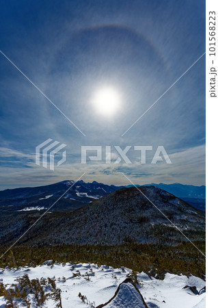 冬の北八ヶ岳・縞枯山から見る光環と八ヶ岳主峰群・南アルプスの山並み 101568223