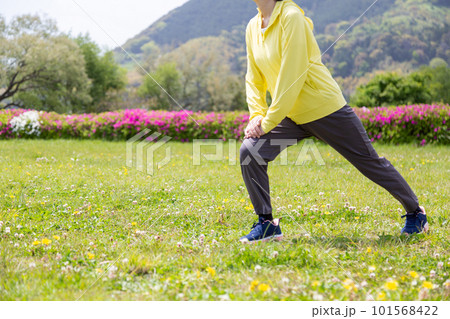 公園で足を伸ばしてストレッチをするシニア女性 101568422