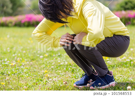公園で足を伸ばしてストレッチをするシニア女性 101568553