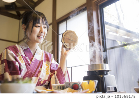 旅館朝食イメージ 温泉旅行を楽しむ女性 旅館朝食イメージ 温泉旅行を楽しむ女性 101569178