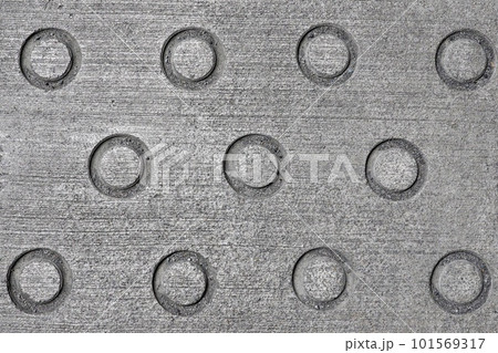 坂道で見かける滑り止めの溝 101569317