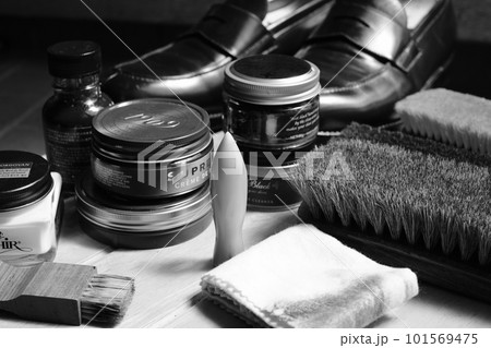 シューケア用品と革靴 101569475