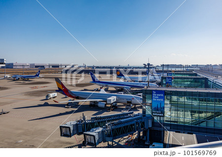 【東京の都市風景】羽田空港第3ターミナル（滑走路方向） 101569769