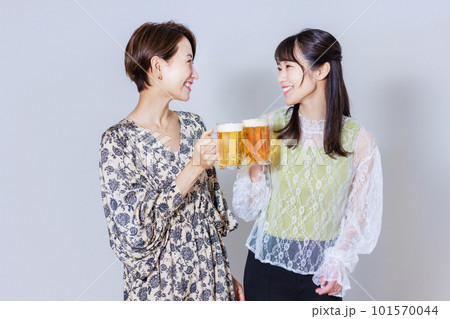 ビールで乾杯する二人の女性 101570044