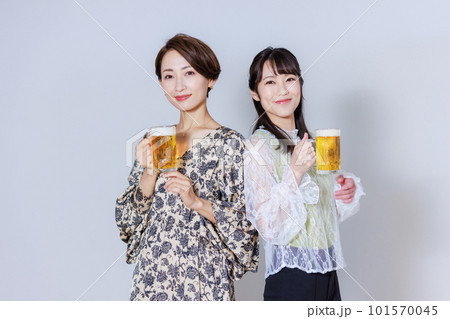 ビールを飲む二人の女性 101570045