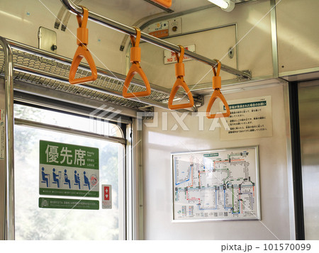 優先席前の黄色い吊り革・JR東日本 優先席前の黄色い吊り革・JR東日本 101570099