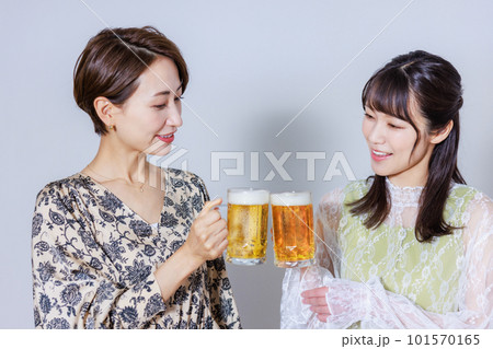 ビールで乾杯する二人の女性 101570165