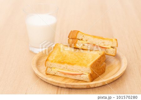 ハムチーズトーストサンドと牛乳 ハムチーズトーストサンドと牛乳 101570280