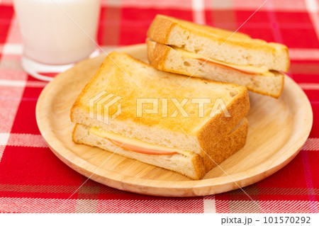 ハムチーズトーストサンドと牛乳 101570292