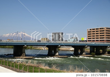 盛岡市 北上川から見える岩手山 101570698