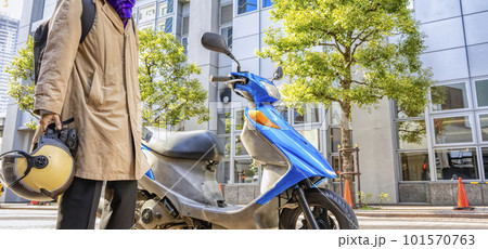 バイク通勤をするビジネスマン　横浜 101570763