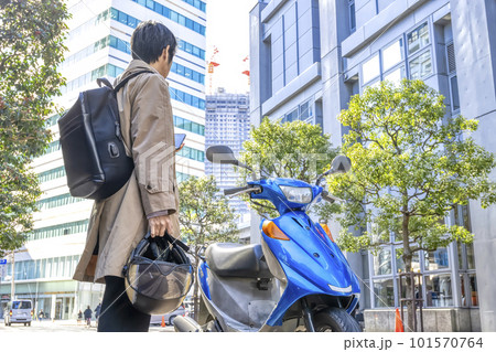 バイク通勤をするビジネスマン　横浜 101570764