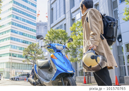 バイク通勤をするビジネスマン　横浜 101570765