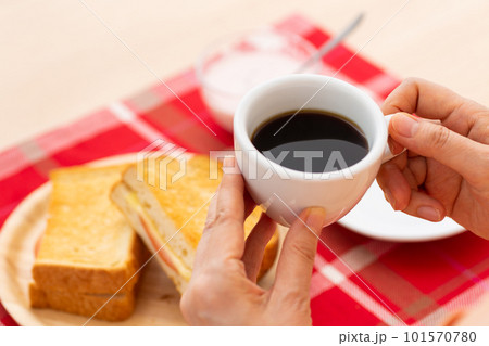 パンの朝食を食べるシニア女性 101570780