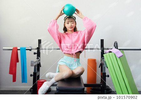 カラフルなフィットネスウェアを着た若い女性のファッションポートレート カラフルなフィットネスウェアを着た若い女性のファッションポートレート 101570902