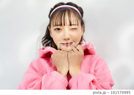 カラフルなフィットネスウェアを着た若い女性のファッションポートレート カラフルなフィットネスウェアを着た若い女性のファッションポートレート 101570995