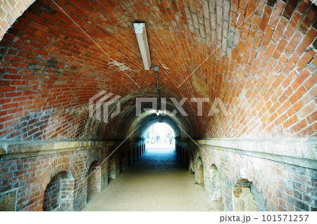 レンガ調の古いトンネル 101571257