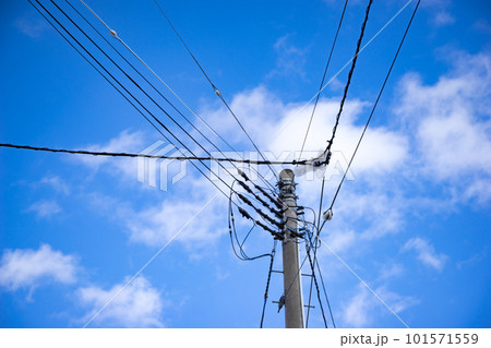 青空に映える電信柱と電線 青空に映える電信柱と電線 101571559