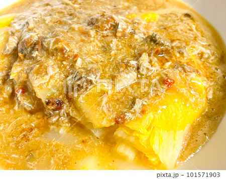 上海の定番料理・娃娃菜蟹粉羹（ミニ白菜の上海蟹あんかけ） 101571903