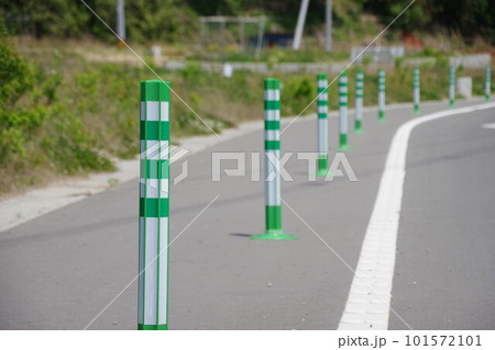 交通イメージ 道路に設置された緑のラバーポール 交通イメージ 道路に設置された緑のラバーポール 101572101
