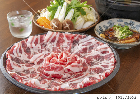 皿にきれいに盛られたしゃぶしゃぶ肉 101572652