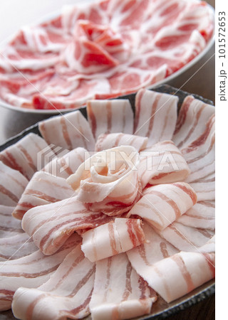 皿にきれいに盛られたしゃぶしゃぶ肉 皿にきれいに盛られたしゃぶしゃぶ肉 101572653