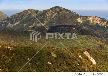 妙高山から見る初秋の火打山 101572844