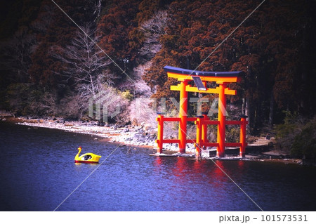 芦ノ湖と芦遊覧船、九頭竜神社の鳥居 芦ノ湖と芦遊覧船、九頭竜神社の鳥居 101573531