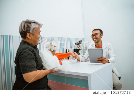 a male pet owner met the male vet bring his cat a male pet owner met the male vet bring his cat 101573718