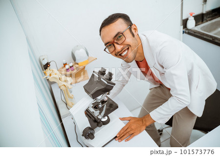a handsome vet smiling while operate the stethoscope 101573776