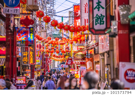 日本の横浜都市景観 4月。賑わう横浜中華街・市場通りなどを望む。コロナ禍前と変わらない賑わい=13日 日本の横浜都市景観 4月。賑わう横浜中華街・市場通りなどを望む。コロナ禍前と変わらない賑わい=13日 101573794