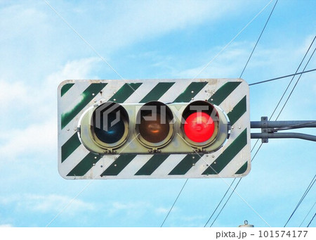 交通イメージ　ゼブラ板がついている信号機　赤点灯 101574177