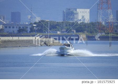 大牟田市　三池港　出港する釣り船、 101575925