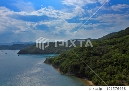 四国・鳴門海峡・鳴門スカイラインから眺める島と海の絶景、遠くに見える四方見橋・徳島県鳴門市(3) 101576468