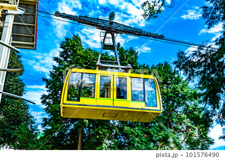 書写山ロープウェイ　山上駅を出発した下りのゴンドラ3　兵庫県姫路市 101576490