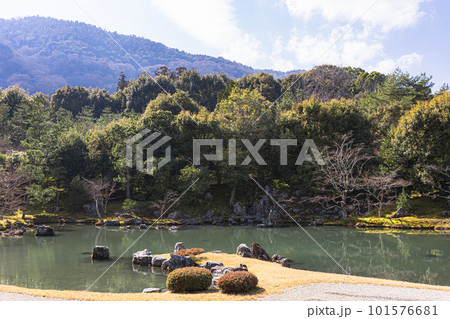 日本庭園と池のリフレクション 日本庭園と池のリフレクション 101576681