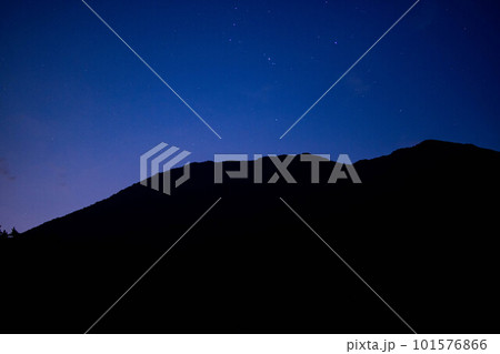 三瓶山の朝方の星空 101576866