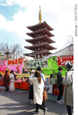 浅草寺の縁日の露店の向こうは五重塔。唐揚げ、シャーピン、ワカサギ、焼きそば迷う程楽しく 浅草寺の縁日の露店の向こうは五重塔。唐揚げ、シャーピン、ワカサギ、焼きそば迷う程楽しく 101577041