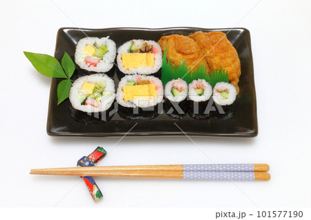 美味しそうな助六寿司 101577190