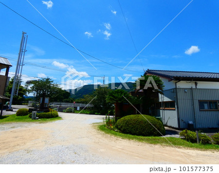 田舎の町にある村の風景 田舎の町にある村の風景 101577375