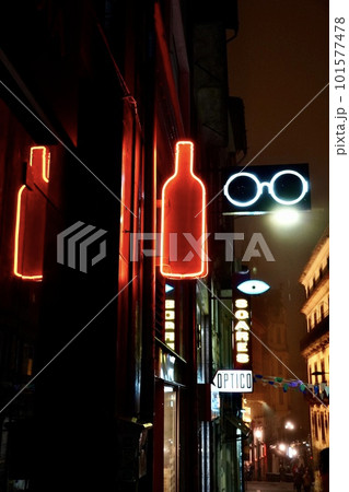 メガネとボトルのネオン 101577478